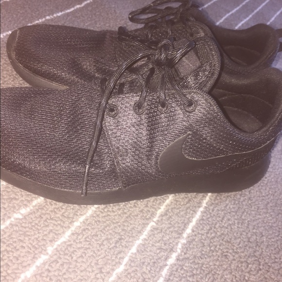 Black Nike Roshes