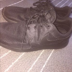 Black Nike Roshes