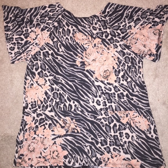 A Mix of Floral/Animal Print Top 🚫FINAL MKDWN🚫 - Picture 2 of 4