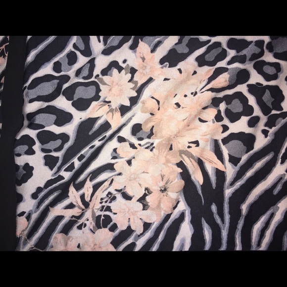 A Mix of Floral/Animal Print Top 🚫FINAL MKDWN🚫 - Picture 3 of 4
