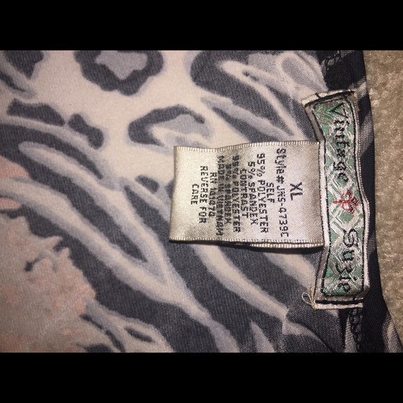 A Mix of Floral/Animal Print Top 🚫FINAL MKDWN🚫 - Picture 4 of 4