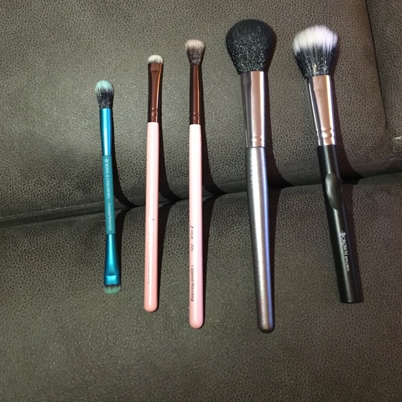 5 makeup brushes