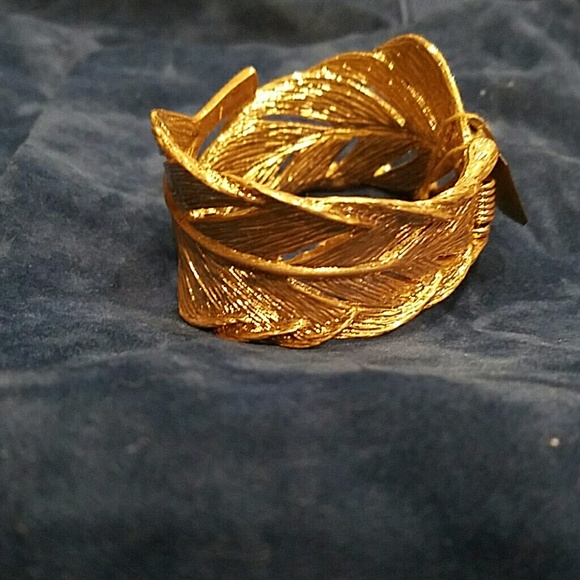 Hinged leaf bracelet
