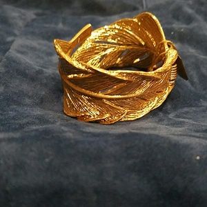 Hinged leaf bracelet