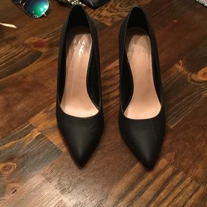 Black matte size 6 heels