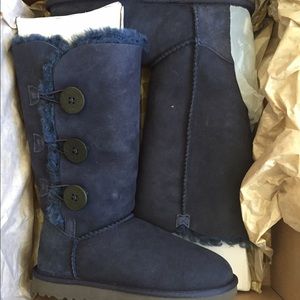 Brand New UGG Bailey Button Tripe Navy size 5