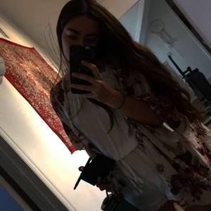 Meet your Posher, Nia
