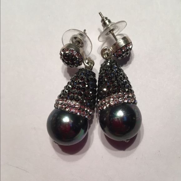 Black pearl hanging earrings