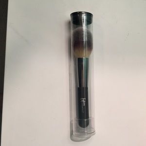 It Cosmetics #8 Brush
