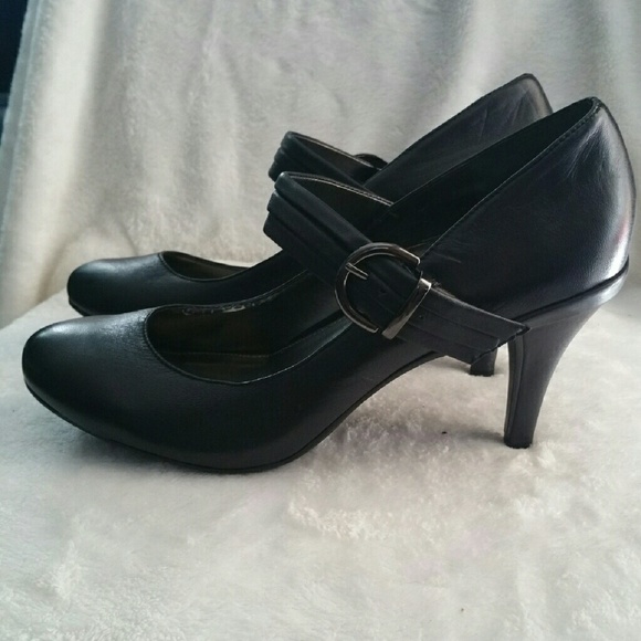 Black Kenneth Cole Reaction Pump