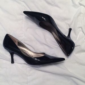 Pointy toe kitten heels.