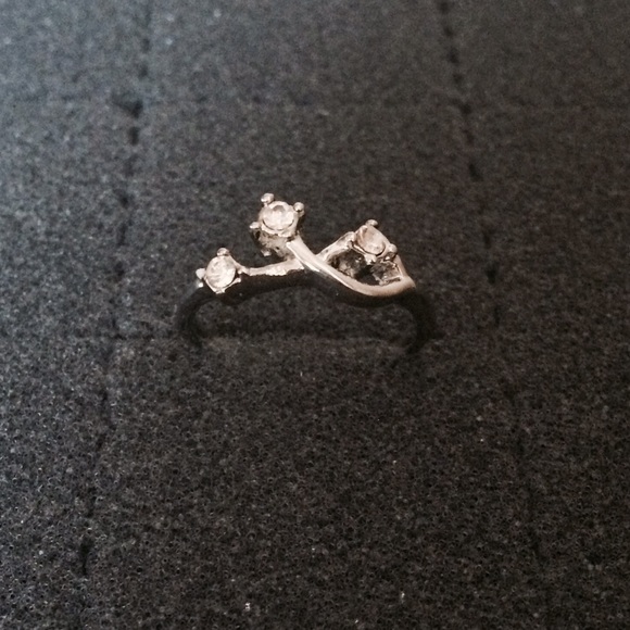 ✨NEW✨Crisscross flower silver ring - Picture 2 of 2