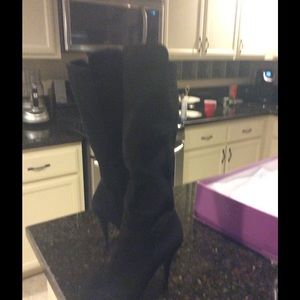 Me Too Black Suede Boots