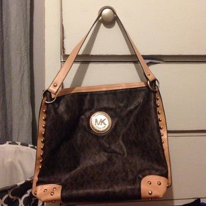 Brown MK purse. Idk if this is authentic or not.