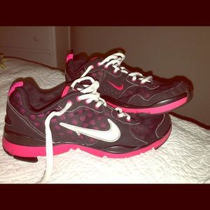 Nike pink and black running shoes⛹🏻🏋🚴🏻‍♀️