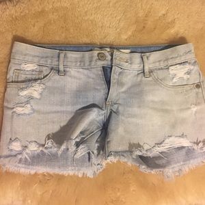 ABERCROMBIE & FITCH LOW RISE LIGHT WASHED SHORTS