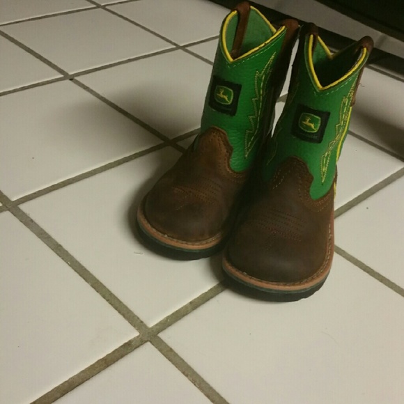 Toddler boots size 5 like New