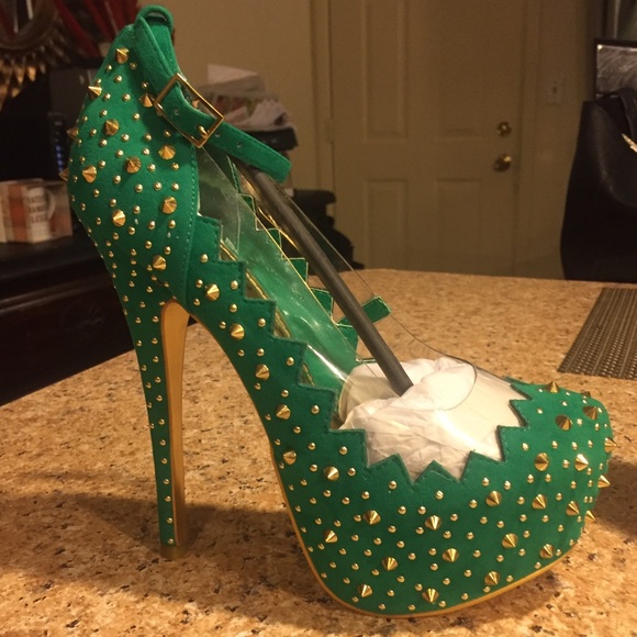 ✨STUNNING Studded Platform Heels ✨ - Picture 1 of 4