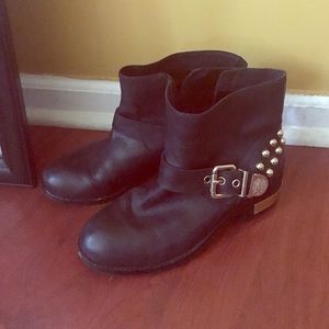 🏍VINCE CAMUTO amazing studded moto boots🏍