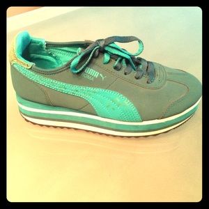 Super cool green RETRO platform Pumas! Size 7