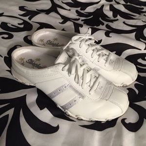 Skechers sneakers. Size 7