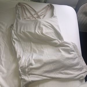 ❤️Lululemon open back tank with bra size 6❤️