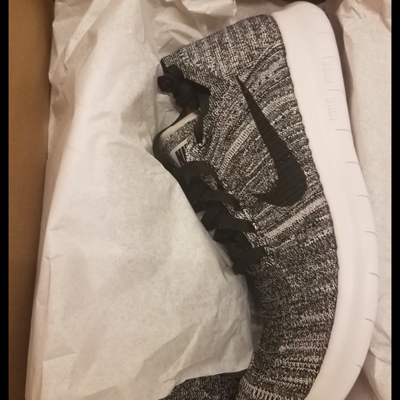Woman's Nike Free Run Flyknit size 8