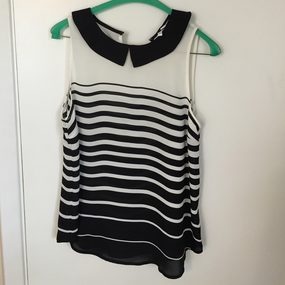 Blouse. Sleeveless. Loose fitting. Size small.
