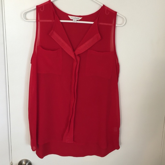 Sleeveless red top.