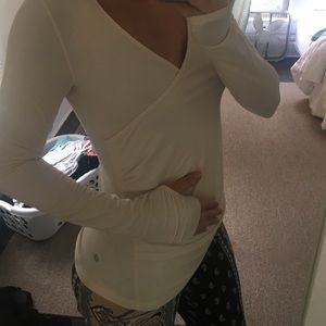 ❤️Creme colored long sleeve cross body Lululemon❤️