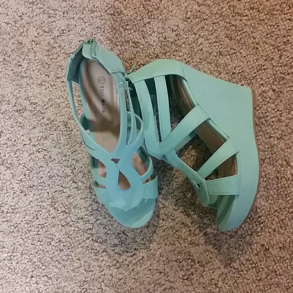 Woman's wedge shoes