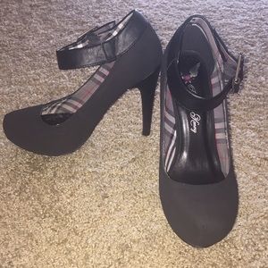 Black pumps with straps