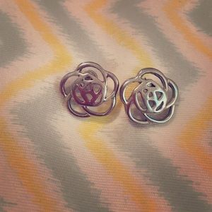 Big flower stud earrings!