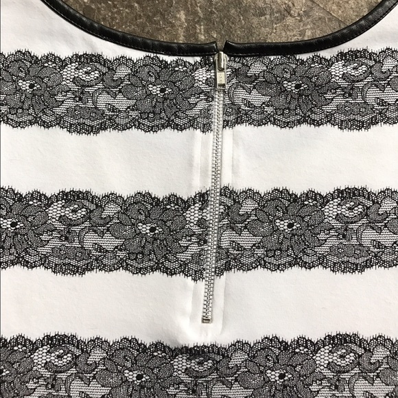 Express Lace Print tee - Picture 3 of 3