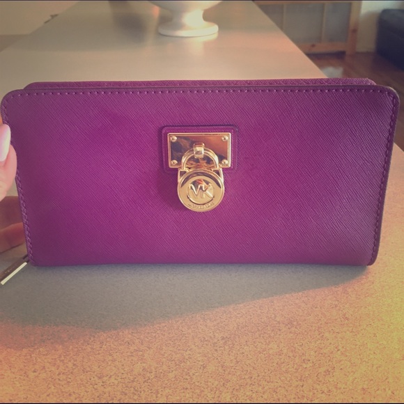 Saffiano Hamilton Zip around Clutch Wallet