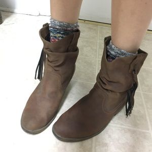 Cute ankle boots with tassel!