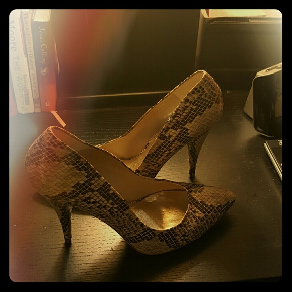 Charles David snakeskin pump