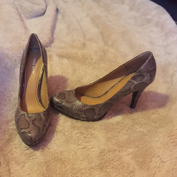 Size 8 1/2 Nine West Snake Skin heals - Picture 1 of 3