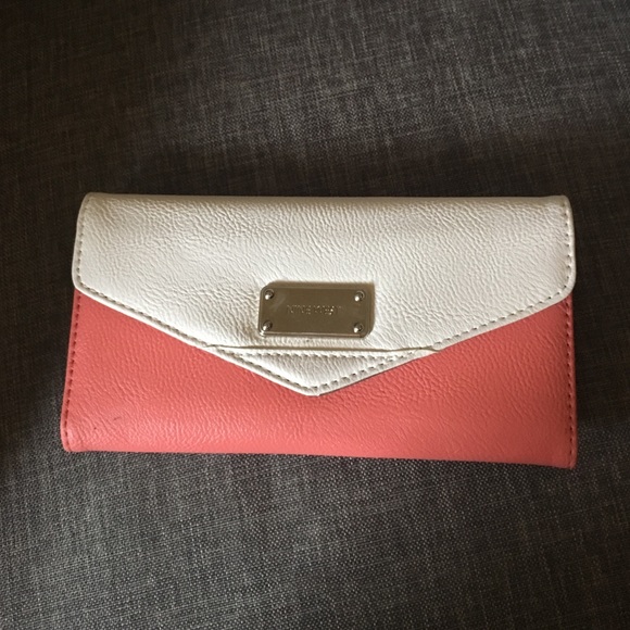 🎉Price Reduced!!🎉Nine West Wallet