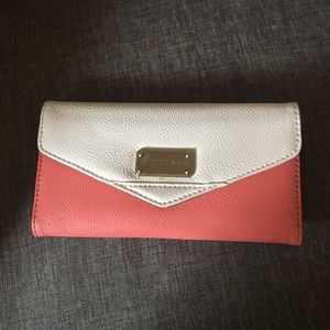 🎉Price Reduced!!🎉Nine West Wallet