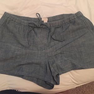 Denim-looking Cotten shorts with a tie waist.