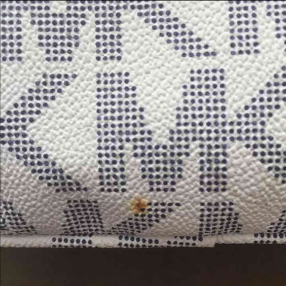 Sold on Ⓜ️ - Picture 3 of 4