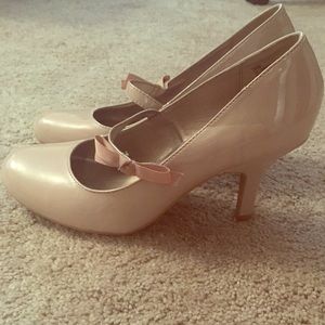 Adorable little pumps with bow detail. Size 8