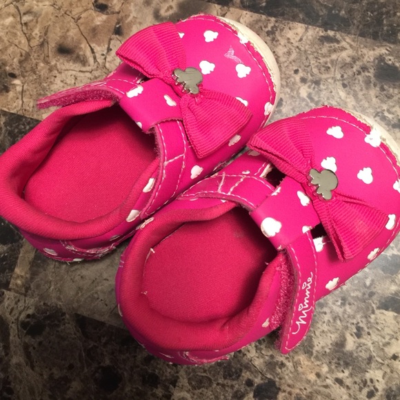 Beautiful Minnie Mouse shoes for baby girl.