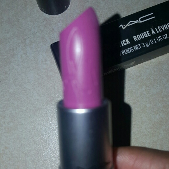 Mac Rihanna lipstick in RiRi Boy - Picture 2 of 3