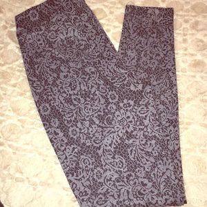 Beautiful black and grey printed leggings! Size S