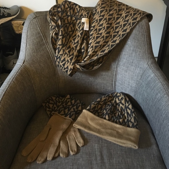 🎉Price Reduced!!🎉Michael Kors Winter Set