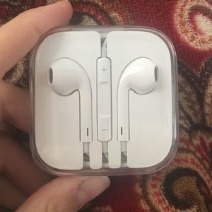 Apple ear pod buds