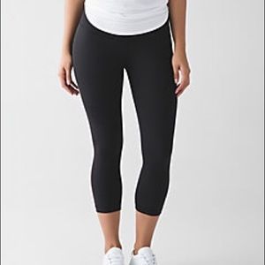 ❗️❗️SOLD❗️❗️Lululemon black wunder under crops