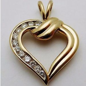🎉FINAL SALE🎉14k solid gold diamond heart pendant